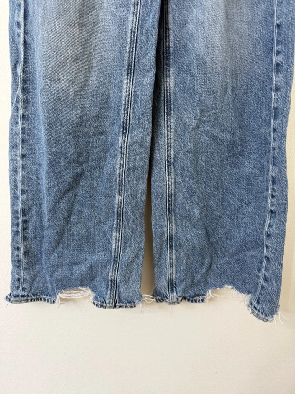{000} American Eagle Super High-Rise Baggy Wide Leg Women's Jeans in Light Blue - Picture 3 of 9